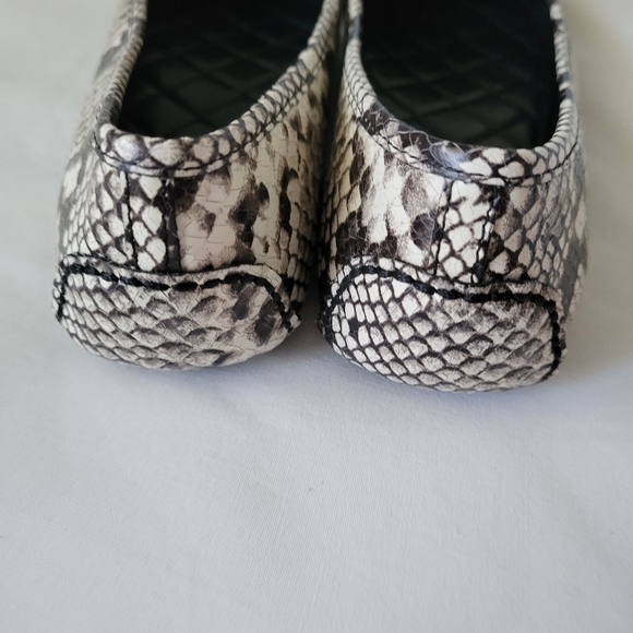 Michael Michae Kors || Size 9 Black/ White Lillie Mocassin Leather Shoes - Picture 5 of 7